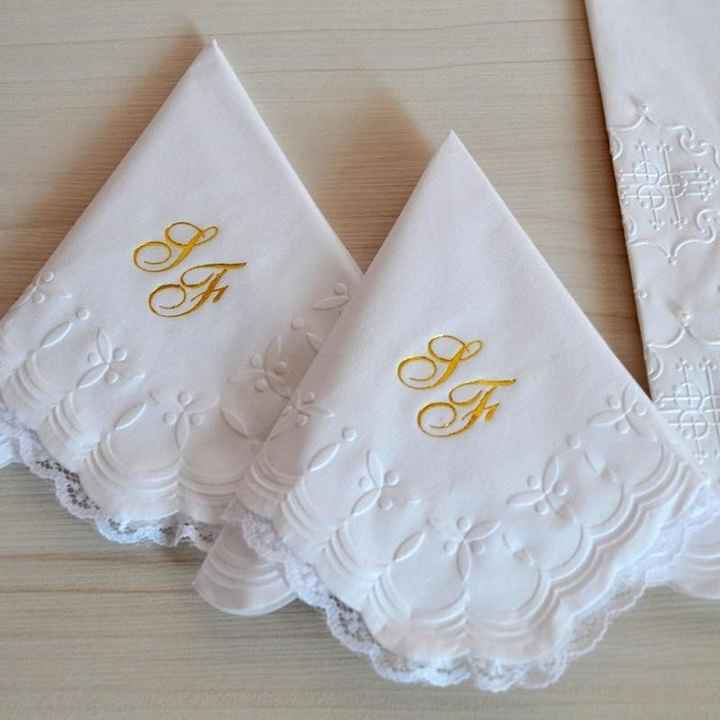 3. Com inicias em dourado