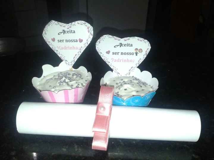 Cupcake com cartão e o convite