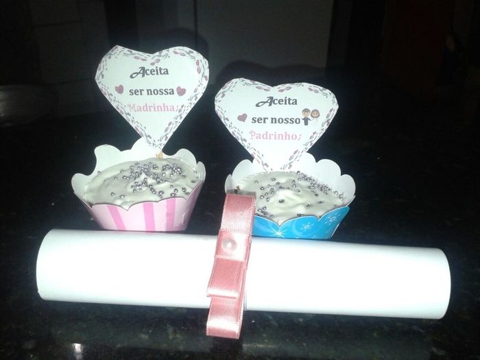 Cupcake com cartão e o convite