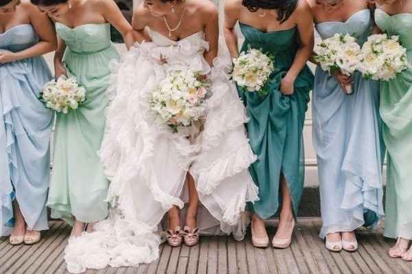  Às vezes, escolher uma variedade de cores para os vestidos das madrinhas pode ficar mais bonito do 