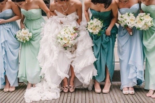  Às vezes, escolher uma variedade de cores para os vestidos das madrinhas pode ficar mais bonito do 