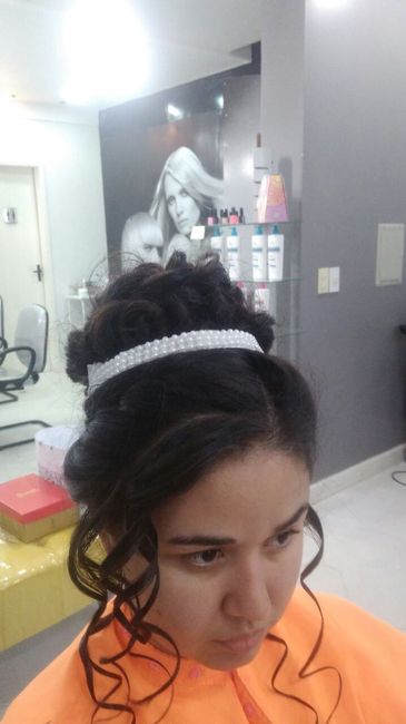 Quarto Penteado Frente com tiara de Perolas