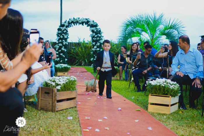 Nosso afilhado entrando com as alianças