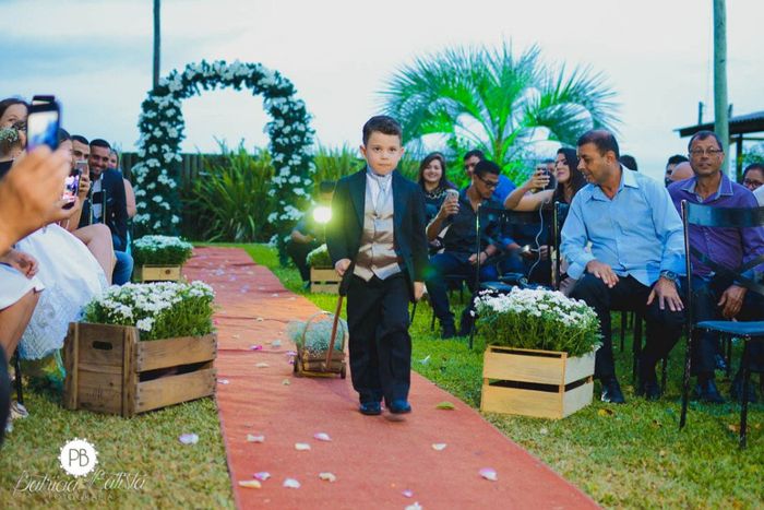 Nosso afilhado entrando com as alianças