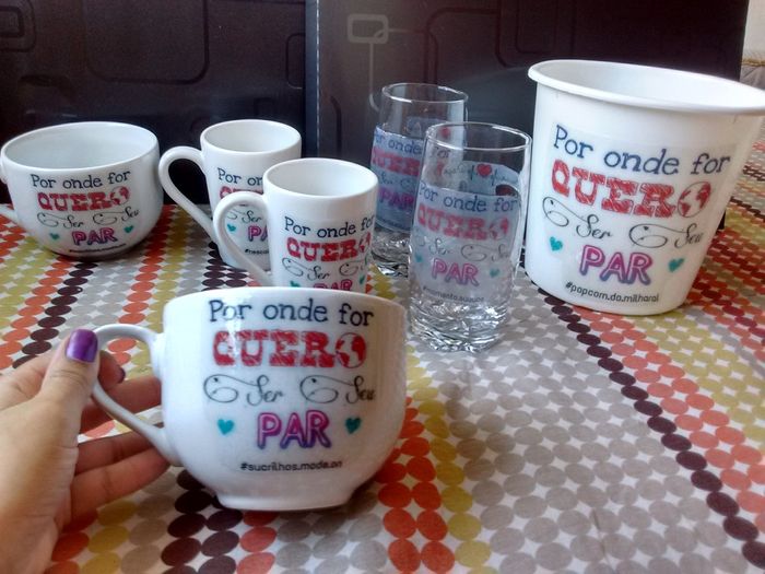 Canecas, copos e Balde pipoca com os adesivos (frente)