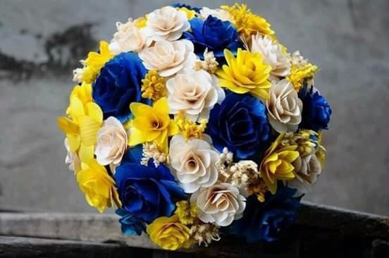 Já comprei, peguei como inspiração este buquê e levei numa lojinha de flores artificiais, a moça fez