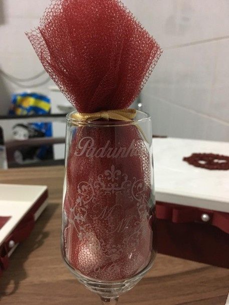 Detalhes da taça customizada com saquinho de amêndoas dentro
