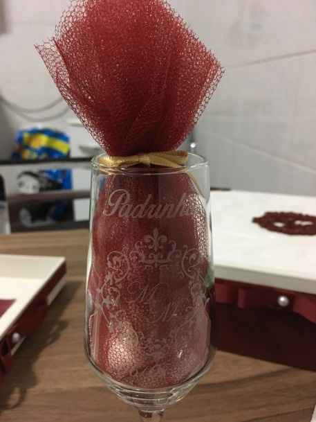 Detalhes da taça customizada com saquinho de amêndoas dentro