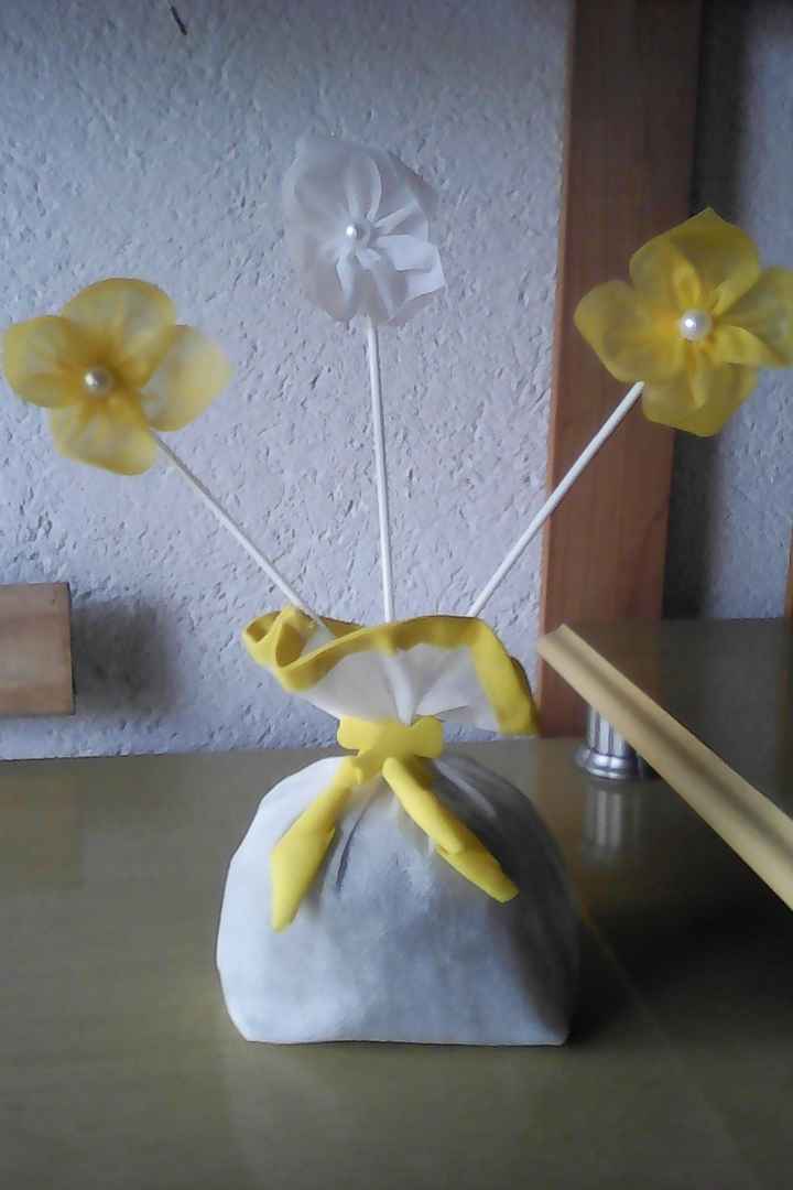 Centro de mesa feito com TNT, canudinho, saco de areia,  e EVA