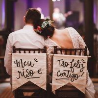 Placas para cadeiras dos noivos