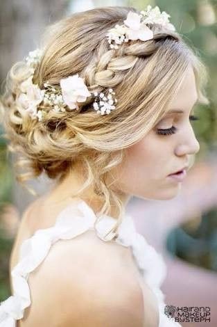 Ainda não sei se vou colocar flores na trança não, vou colocar no coque atrás...