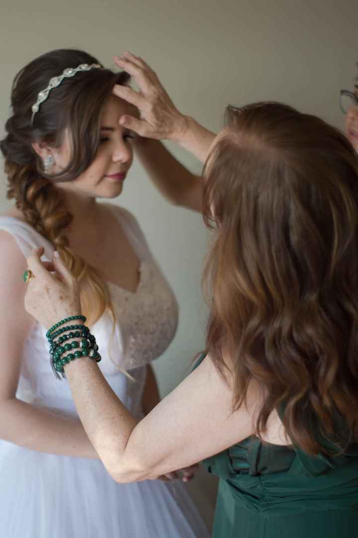 Minha mãe arrumando a minha tiara 