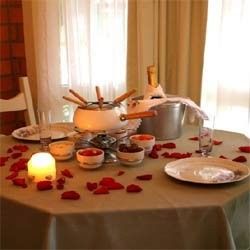 Esta é a mesa preparada para o casal que está em lua de mel.