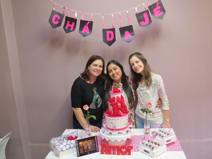 Minha mãezona de consideração e a minha irmã Isa de consideração. Foi Deus quem as me deu.