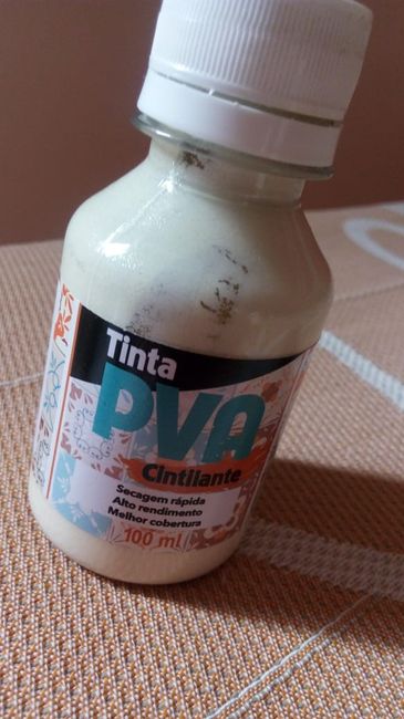 Tinta PVA Cintilante ela é meio creme/areia