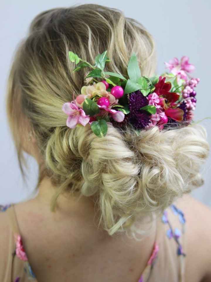 Uma noiva com flores no cabelo não quer guerra com ninguém: escolha como usá-las! 🌸 - 1