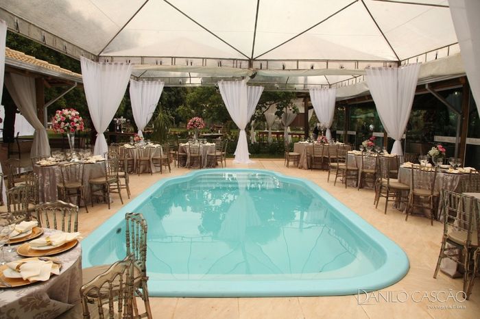 Parte da piscina, com tenda
