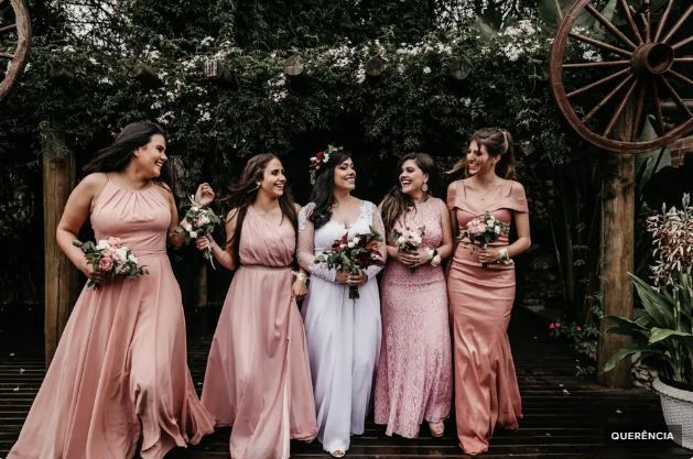 Você já pensou nas suas madrinhas em rosa seco? 💗 2
