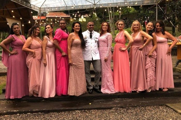 Comportada e de rosa, assim foi a Anitta madrinha no casamento do irmão 💗 2