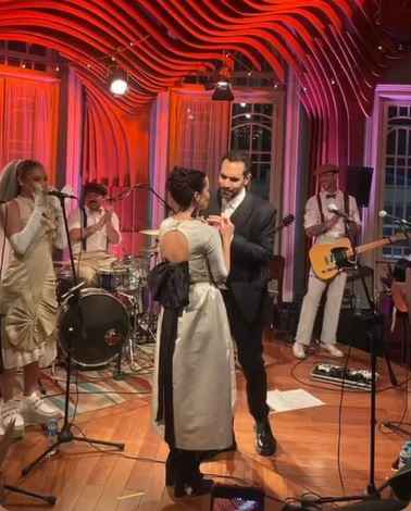 Uma obra de teatro? Um pocket show? Não! O Casamento de Débora Falabella 😍 - 4