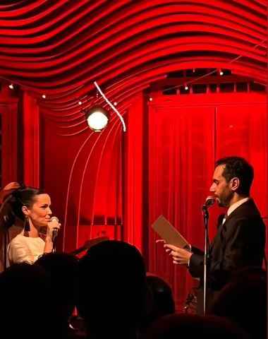 Uma obra de teatro? Um pocket show? Não! O Casamento de Débora Falabella 😍 - 5