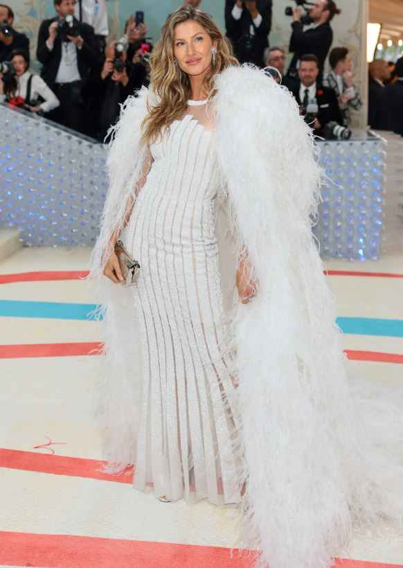 TODO mundo de branco no tapete vermelho do MET GALA 2023 - 1