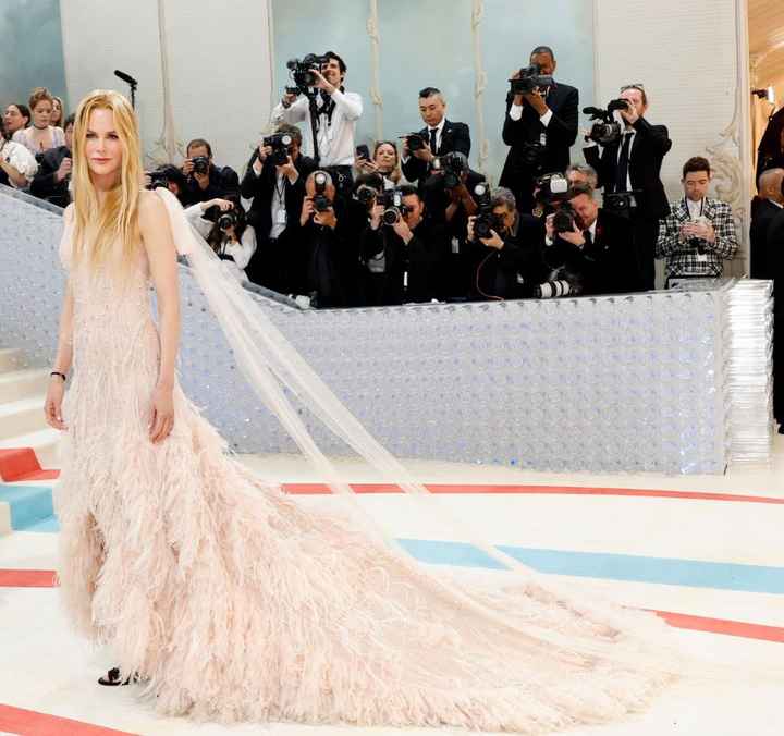 TODO mundo de branco no tapete vermelho do MET GALA 2023 - 3
