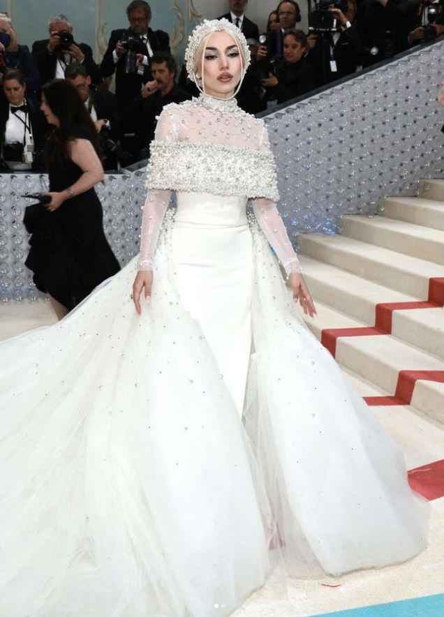 TODO mundo de branco no tapete vermelho do MET GALA 2023 - 16