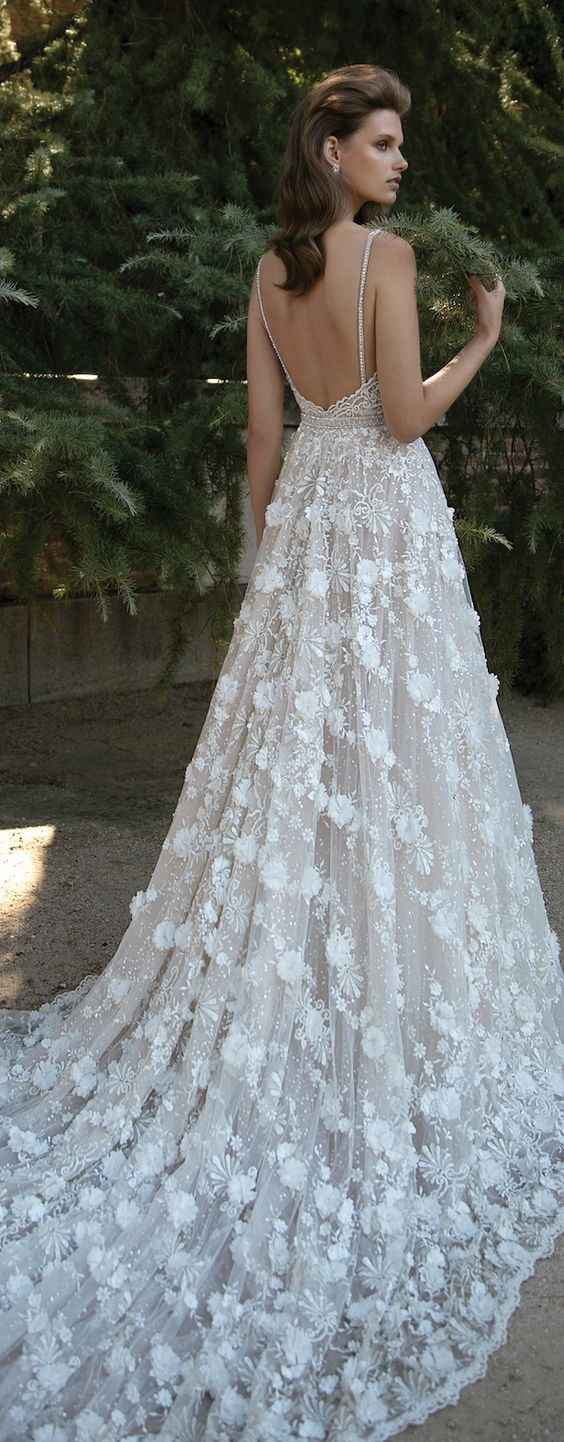 Um vestido comprido (esse é da Berta Bridal)