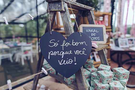 Espalhando mensagens fofas na festa de casamento - DIY