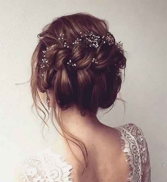 Penteado romântico com o cabelo preso...