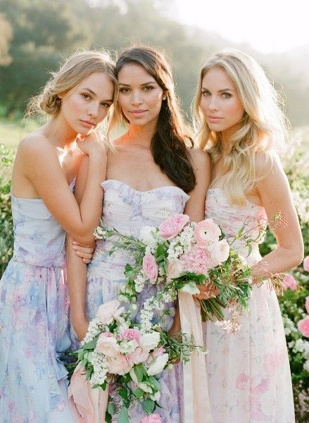 3) Vestidos estampados para as madrinhas. Sim ou não? 