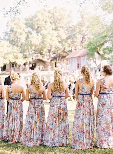 5) Vestidos estampados para as madrinhas. Sim ou não? 