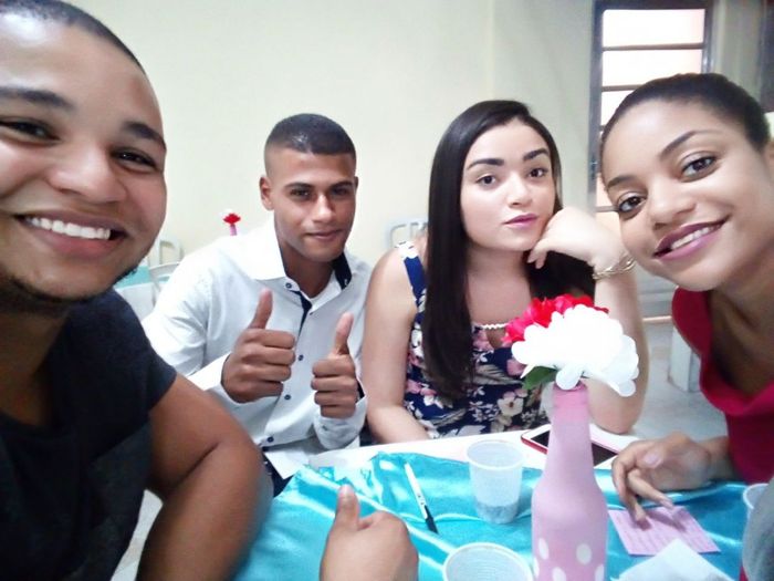Meu noivo é o de branco, com os amigos!!