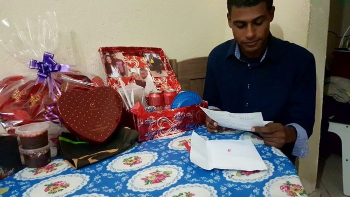 Ele lendo a carta que eu fiz 
