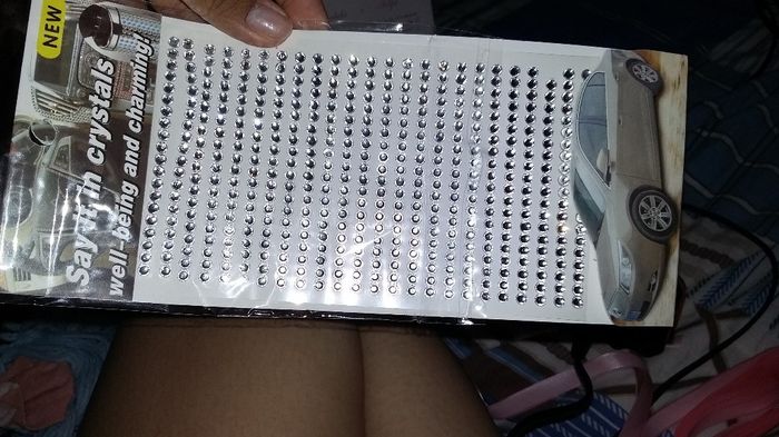 As pedrinhas que eu estou utilizando para dar o acabamento no lacinho!