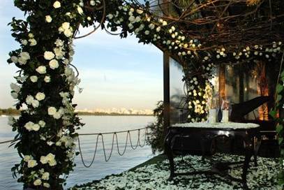 Espaço decorado com flores