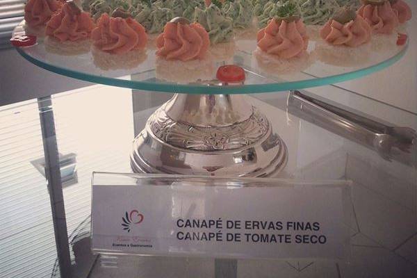 Canapé de ervas finas e tomate