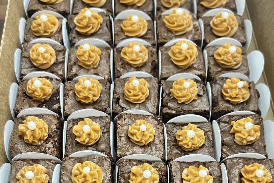 Mini brownie com doce de leite