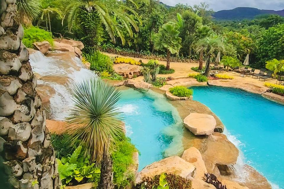 Piscina com cascata.