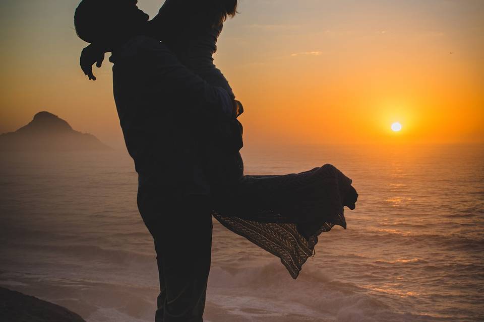 Casal fotografado sol nascendo