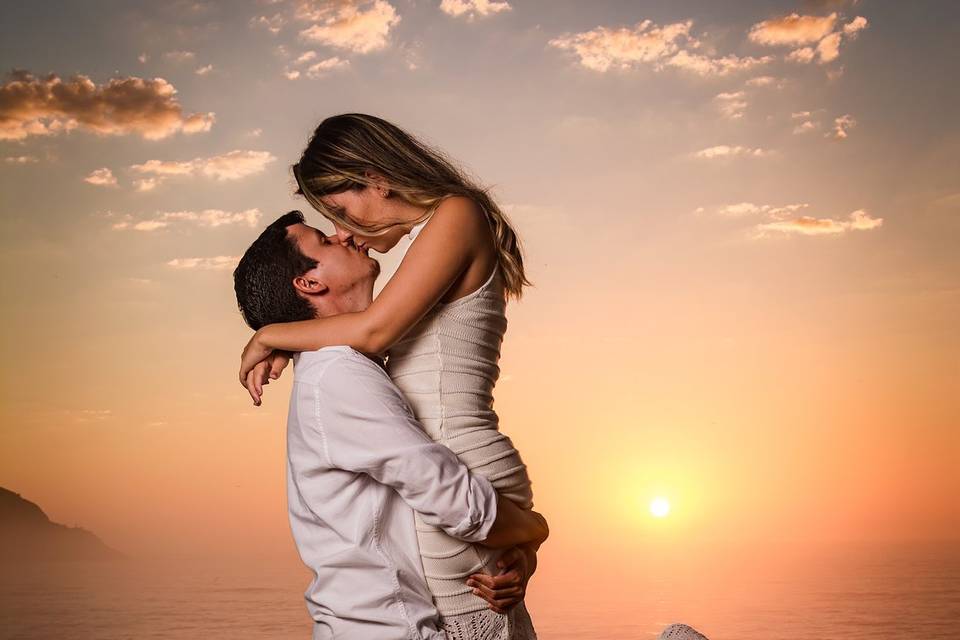 Foto de casal ao nascer do sol