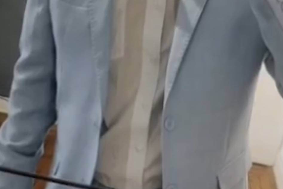 Ternos azul em corte moderno