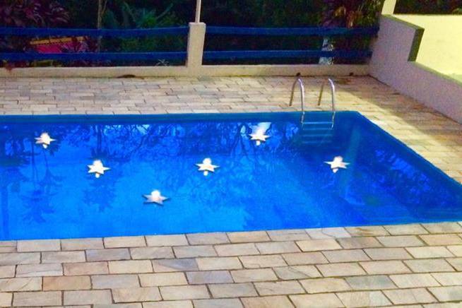 Estrelas na piscina com velas