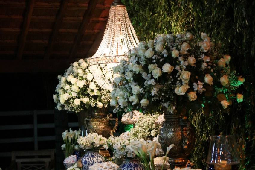 Cordões de flor junto a mesa.