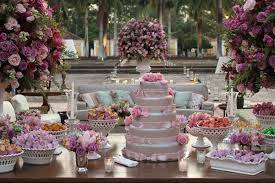 Mesa do bolo com flores