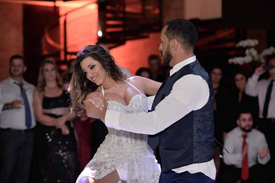 Casamento de Noivos que dançam