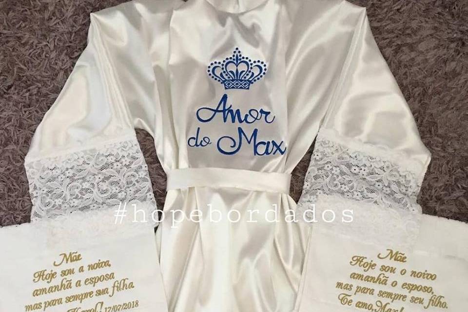 Robe com detalhe em renda.