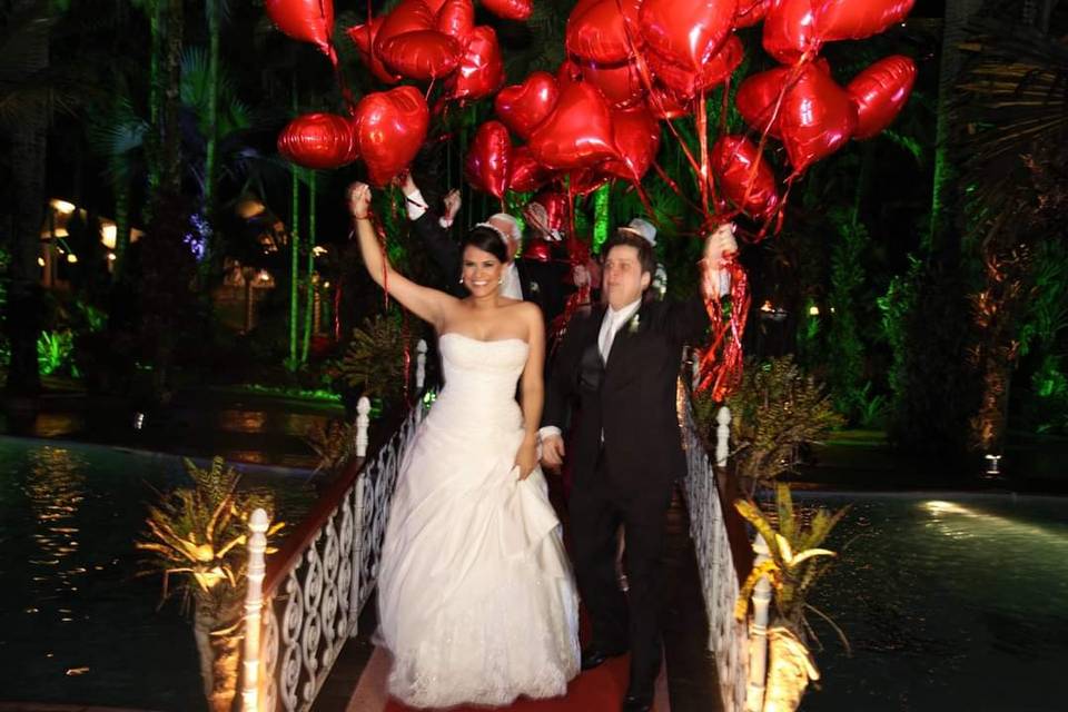 Casal com balões metalizados