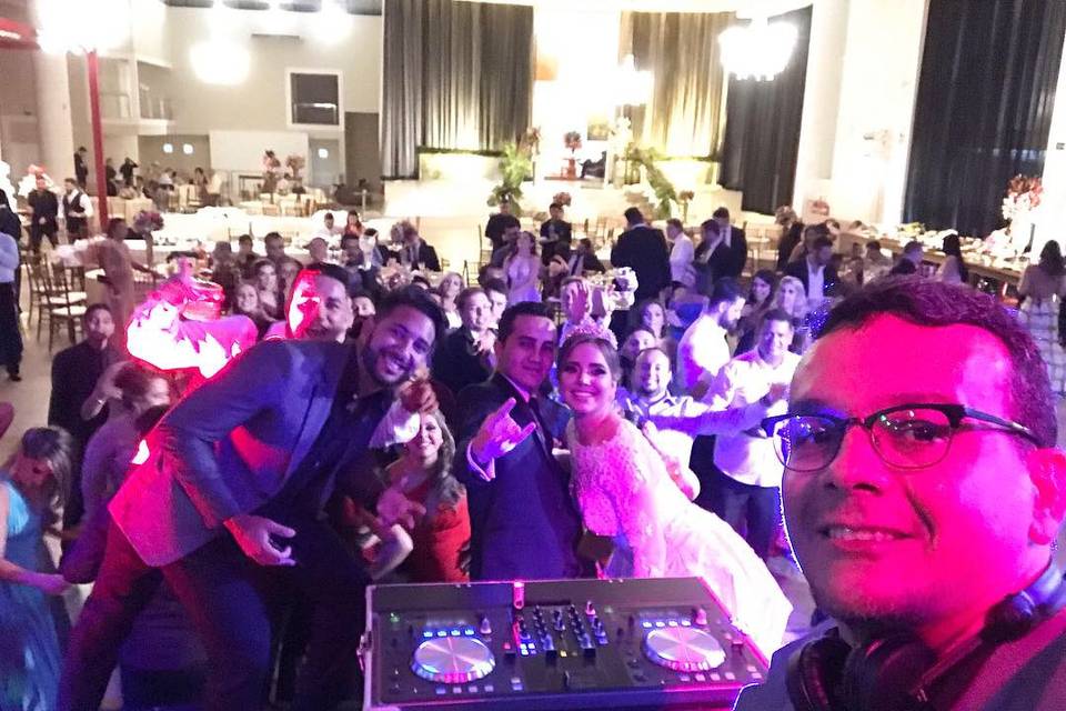 DJ Astek com os noivos